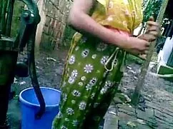 মেয়েদের সাথে তার পথ ...
