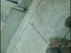 এক মহিলা বহু কঠিন চু ...