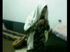 এক মহিলা বহু নেপালি  ...