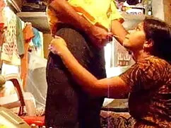পুলে একটি সুদর্শন লো ...